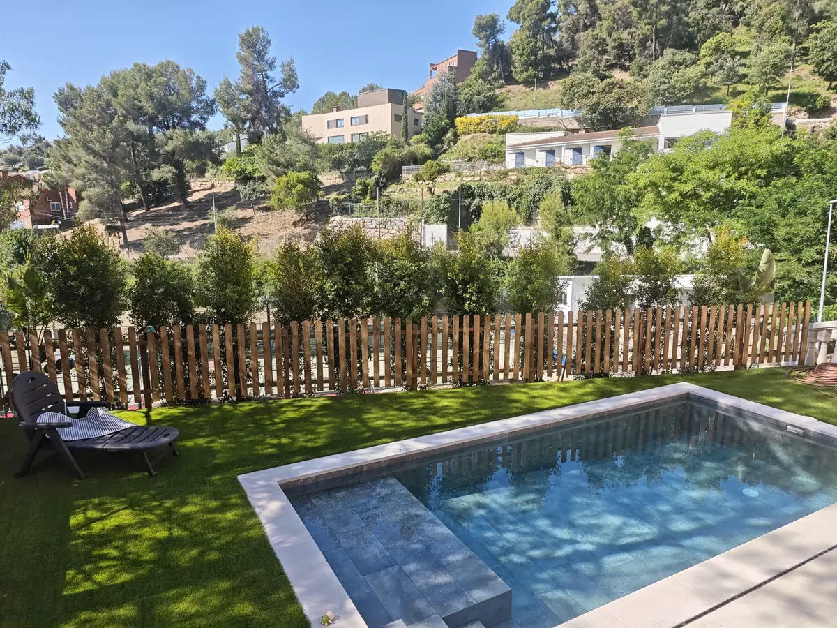 Diseño de jardín con piscina y césped artificial